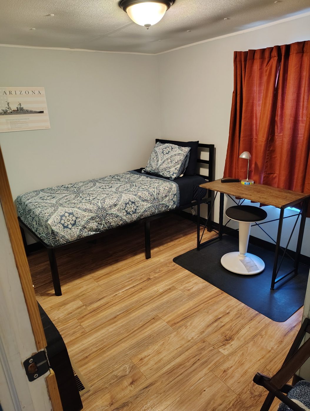 The Little River Room: single twin bed and desk